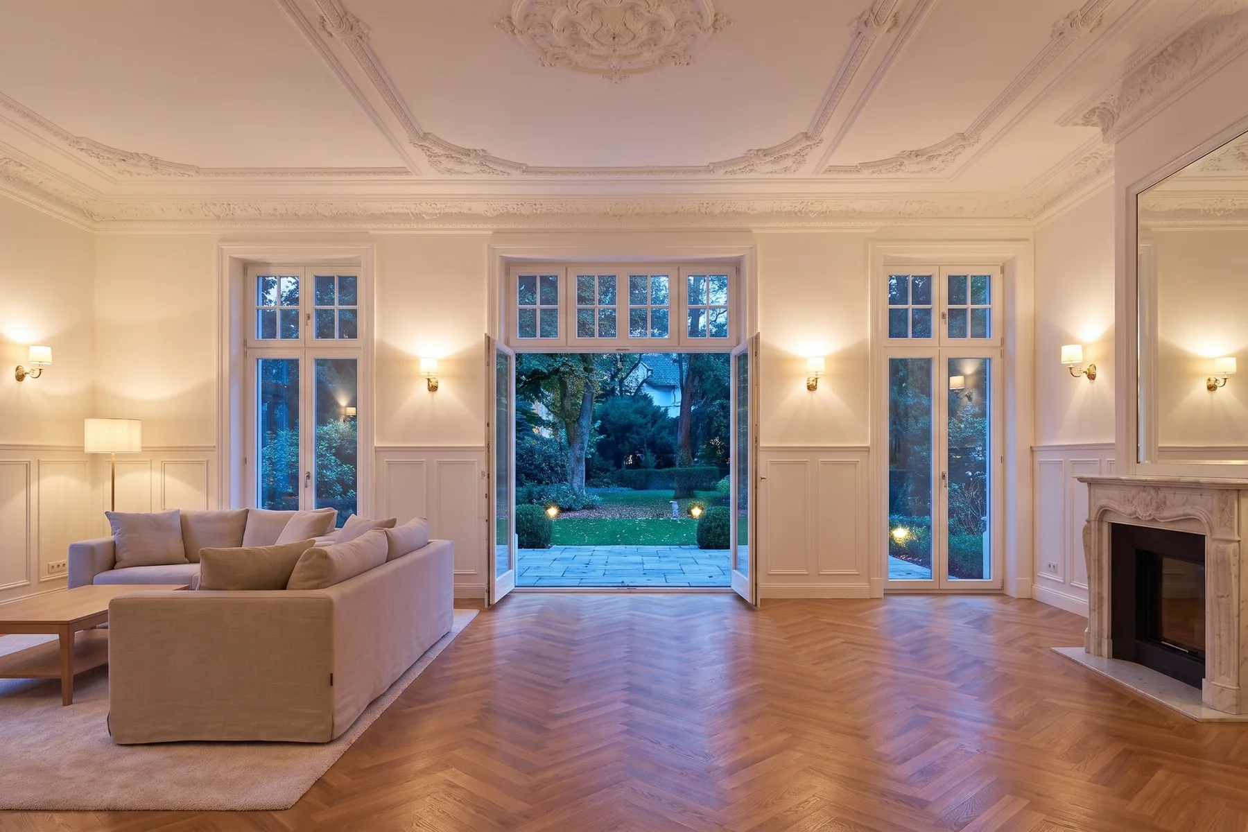 Wohnzimmer einer Stadtvilla mit Stuck, Parkett und hohen Fenstertüren zum Garten, illustratives Motiv